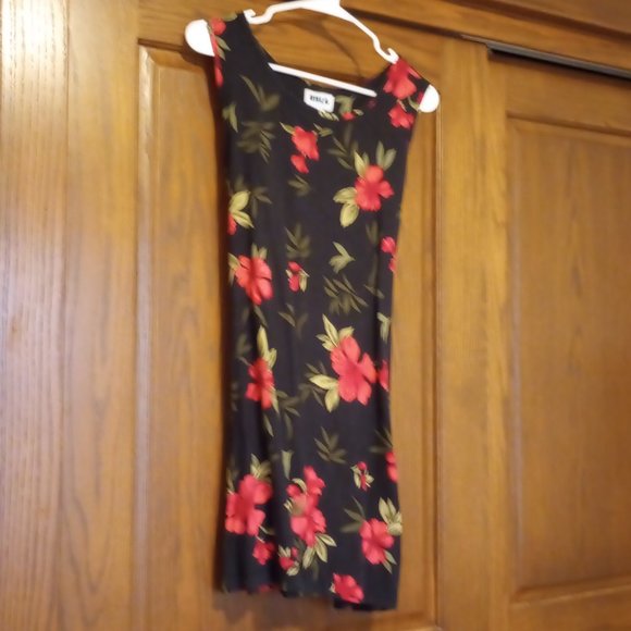 Summer dress with hibiscus design - Picture 1 of 6